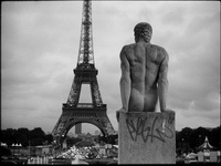 Париж. Эйфелева башня. 2003. Черно-белая фотография.
