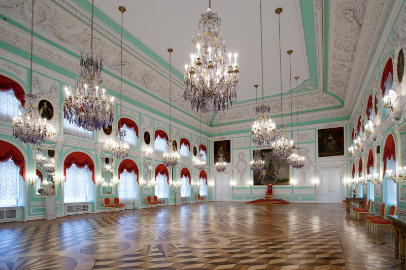 Экспозиции: Тронный зал Большого петергофского дворца

