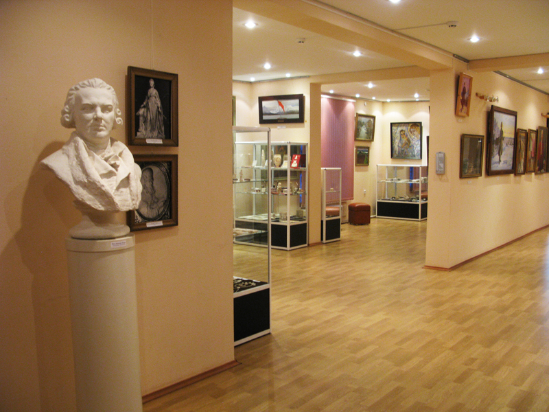 Экспозиции: Выставочный зал памяти скульптора Ф.И. Шубина, (выставка Холмогорская резная кость и Сельская картинная галерея)
