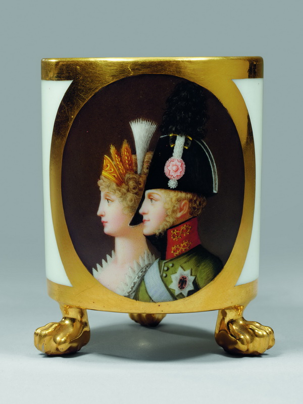 Экспозиции: Фарфоровая мануфактура, Париж , чашка с профильными портретами императора Александра I и императрицы Елизаветы Алексеевны, 1800-е гг
