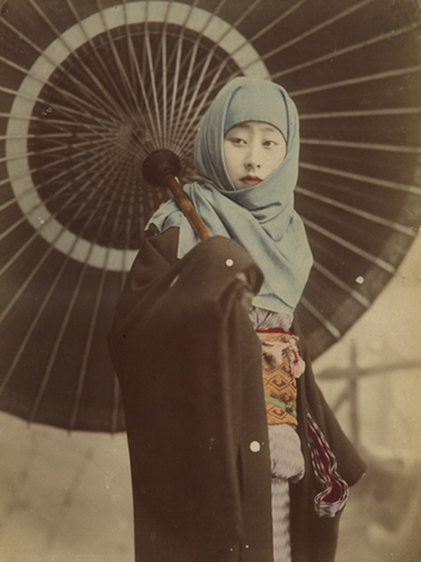 Экспозиции: Девушка  с зонтом дзяномэ-гаса.
