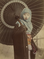 Девушка  с зонтом дзяномэ-гаса.
