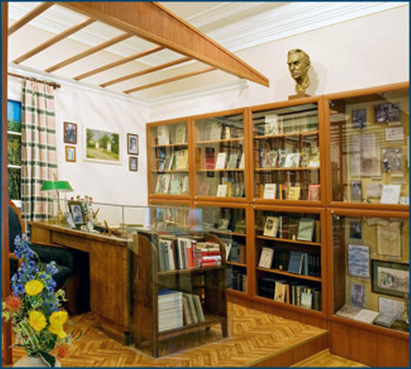 Экспозиции: Зал VI. Кабинет писателя
