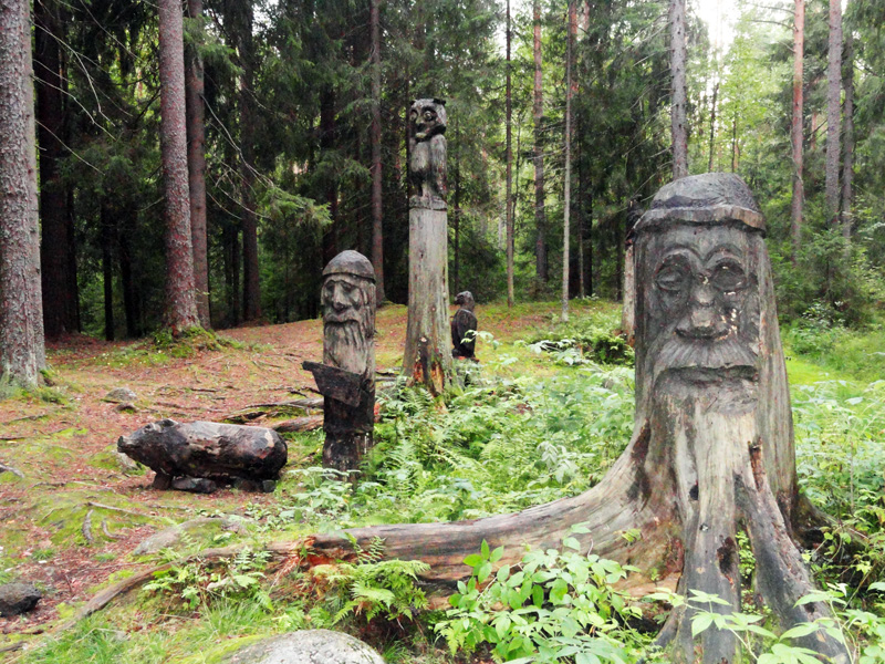 Экспозиции: Деревянные скульптуры на тему Калевалы. Автор А. Харлампенко
