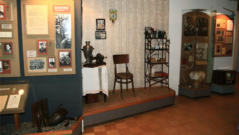 Экспозиции: Интерьер жилой комнаты 1930-40 гг.
