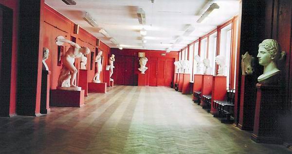 Экспозиции: Выставочный зал Академического художественного лицея им. Б.В.Иогансона.
