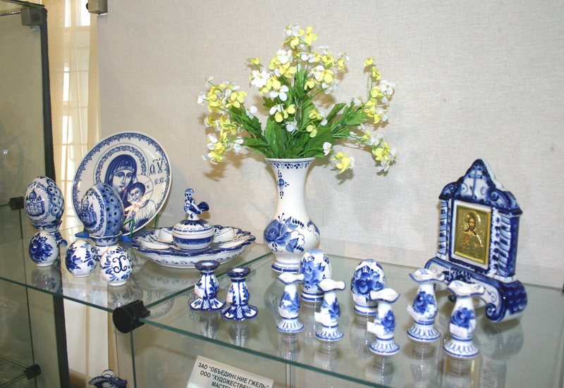 Экспозиции: Выставка-продажа «Гжель» в Ставропольском музее-заповеднике
