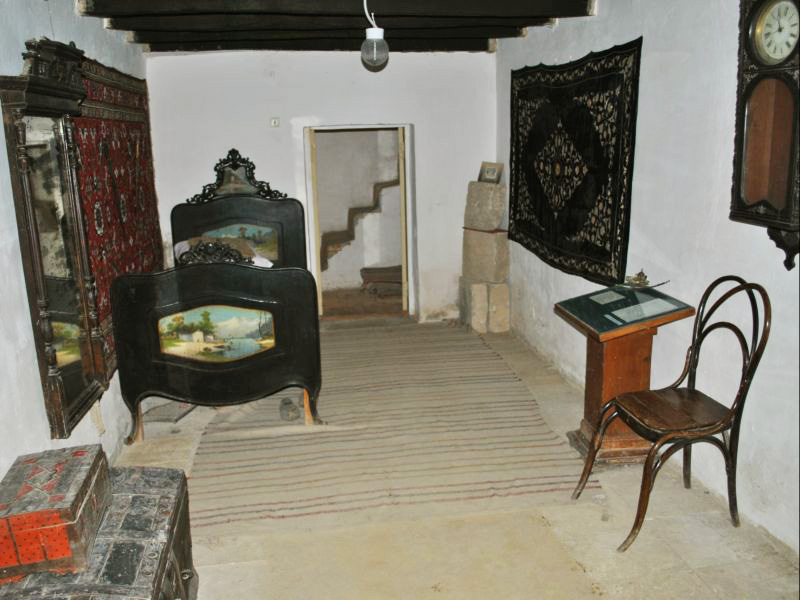 Экспозиции: Интерьер дома, в котором жил писатель-декабрист Бестужев-Марлинский (1830-1834 гг.)
