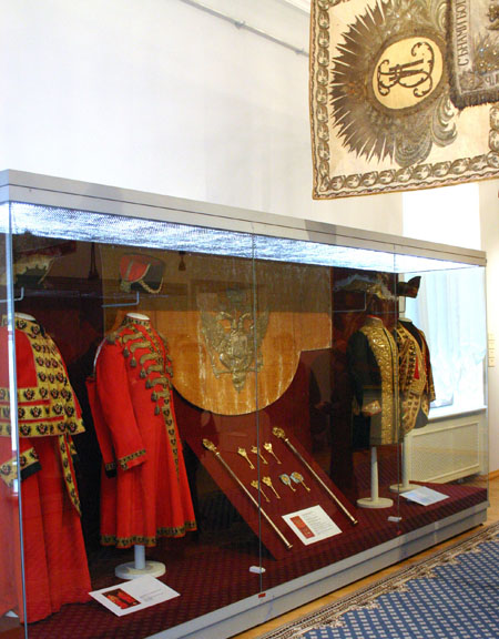 Экспозиции: Музей геральдики - экспозиция Эрмитажа в Константиновском дворце
