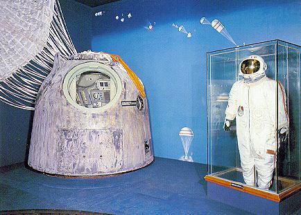Экспозиции: Спускаемый аппарат космического корабля Союз-4. Скафандр космонавта Е.В. Хрунова
