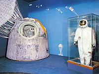 Экспозиции: Спускаемый аппарат космического корабля Союз-4. Скафандр космонавта Е.В. Хрунова
