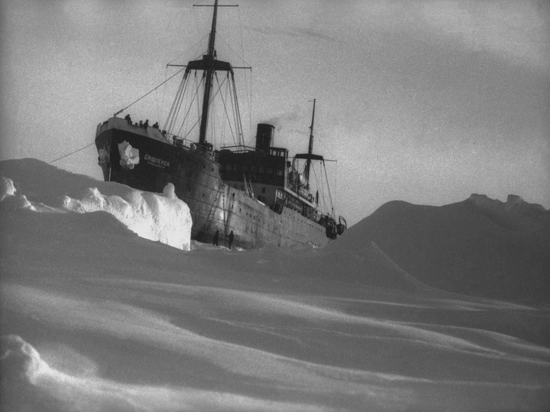 Экспозиции: Зажатый во льдах Смоленск впору спасать. Льды грозят раздавить корабль.
