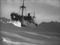 Зажатый во льдах Смоленск впору спасать. Льды грозят раздавить корабль.
