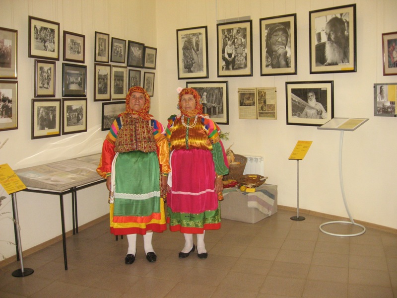 Экспозиции: Участницы ансамбля Некрасовские казаки на открытии выставки
