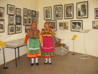 Участницы ансамбля Некрасовские казаки на открытии выставки
