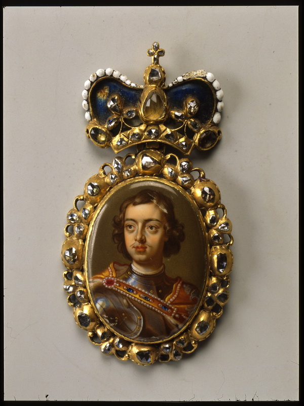 Экспозиции: Наградной Портрет Петра I, неизвестный художник нач XVIII в, золото, эмаль, алмазы.
