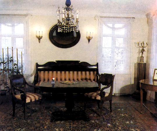 Экспозиции: Гостиная в доме Верзилиных, где произошла ссора Лермонтова с Мартыновым.
