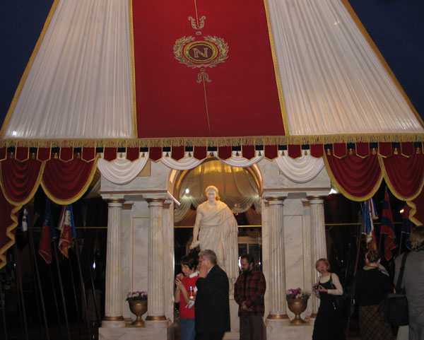 Экспозиции: Вид экспозиции - коронационный шатер и арка
