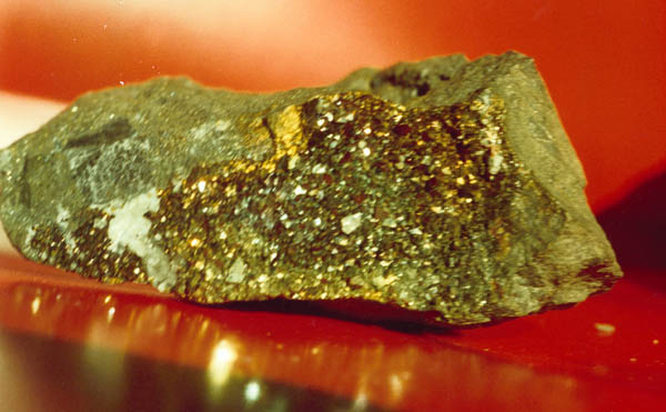 Экспозиции: Штуф медно-колчедановой руды Урупского месторождения с друзой кристаллов халькопирита.
