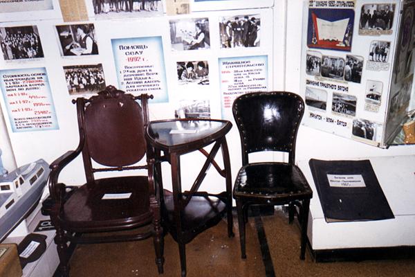 Экспозиции: Мебель служебного вагона постройки начала XX века.
