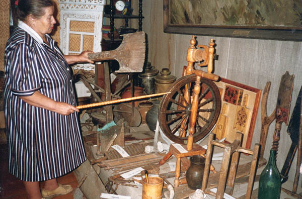 Экспозиции: Фрагмент выставки экспонатов музея. На его фоне основатель музея А.Р.Парамонова.
