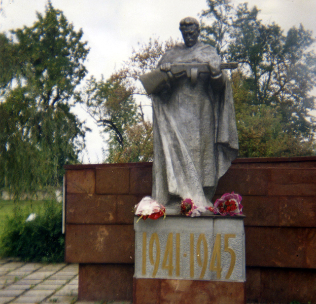 Экспозиции: Памятник станичникам, погибшим в Великой Отечетвенной войне
