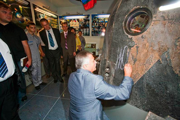 Экспозиции: Командир 15-й космической экспедиции на открытии музея
