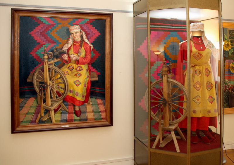 Экспозиции: Музейная композиция к картине Пряха
