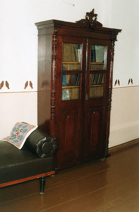 Экспозиции: Мемориальная комната - кабинет Б. Пастернака. Книжный шкаф
