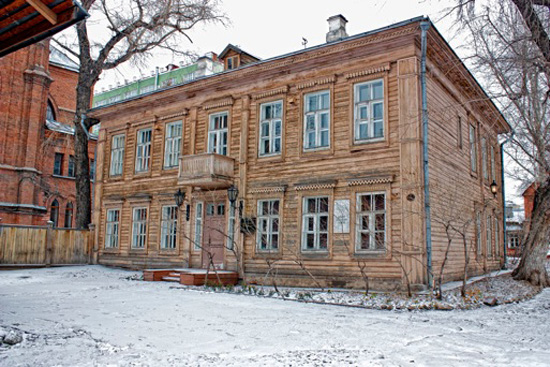 Экспозиции: Вид на дом, в котором располагается мемориальная квартира А.Н. Толстого (зима)
