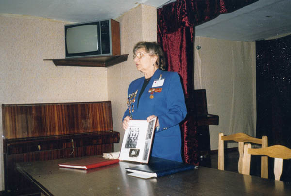Экспозиции: Выступление бывшей узницы концлагеря Петровой Галины Николаевны перед учащимися ПУ-7, 2000
