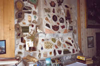 Экспозиции: Интерьер каминной комнаты музея (камин в стадии завершения).
