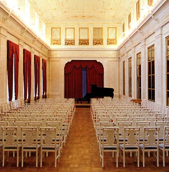 Экспозиции: Белый зал Музея музыки в Шереметевском дворце

