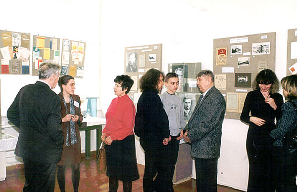 Экспозиции: Открытие выставки дарений ко Дню Рождения музея, 19 марта 2001 г.
