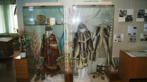 Экспозиции: Фрагмент экспозиции: слева - праздничная корякская кухлянка, справа - костюм из рыбьей кожи
