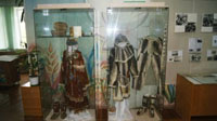 Фрагмент экспозиции: слева - праздничная корякская кухлянка, справа - костюм из рыбьей кожи
