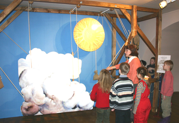 Экспозиции: Дети на занятии на выставке …В тени кулис… в Музее-усадьбе Останкино
