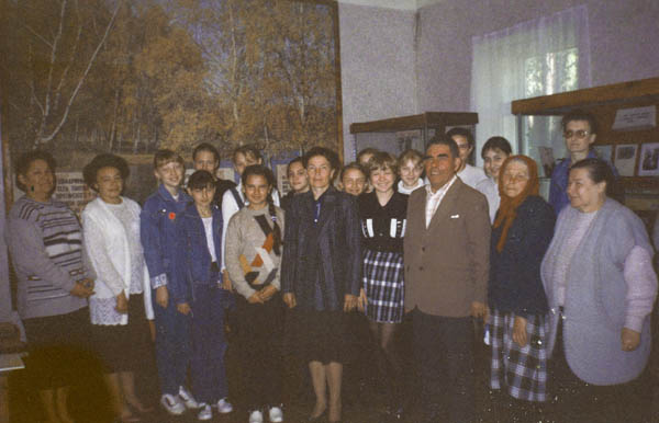 Экспозиции: Встреча учащихся школы №1 с наследниками семьи Кичелиных в районном музее.
