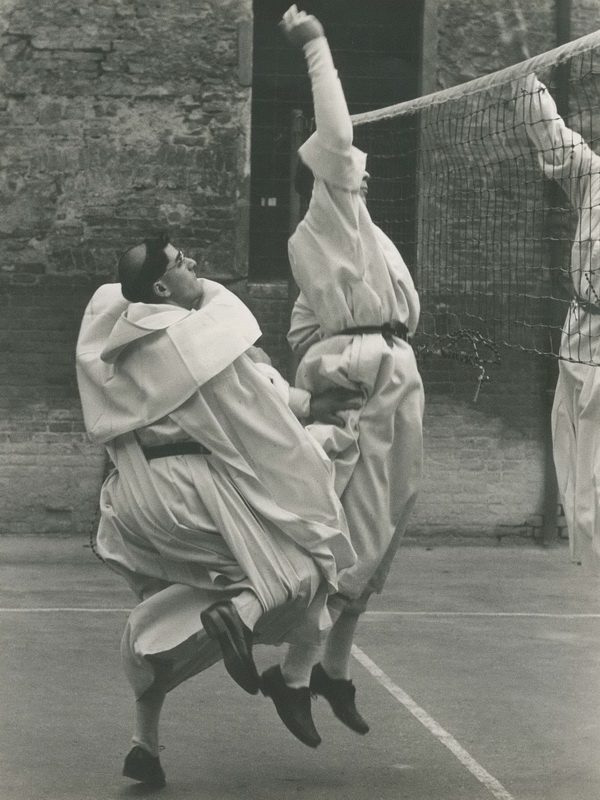 Экспозиции: Антонио Мильори I frati volanti, 1956 Летающие монахи, 1956 29,5 x 39 см - печать с негатива (Собрание Автора)
