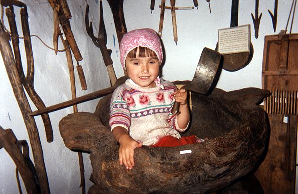 Экспозиции: Часть старой экспозиции - правнучка Н.М.Ревякина в чаше из лиственичного капа (июль 1995 г.)
