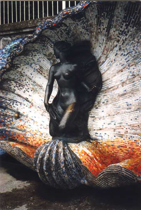 Экспозиции: Нимфа, бронза, 1938 г. Раковина из смальты (1990-1991 гг.)
