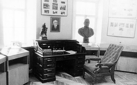 Экспозиции: Письменный стол и кресло из кабинета У.Ф.Лискуна

