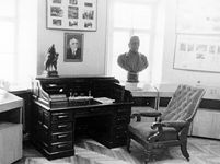 Письменный стол и кресло из кабинета У.Ф.Лискуна
