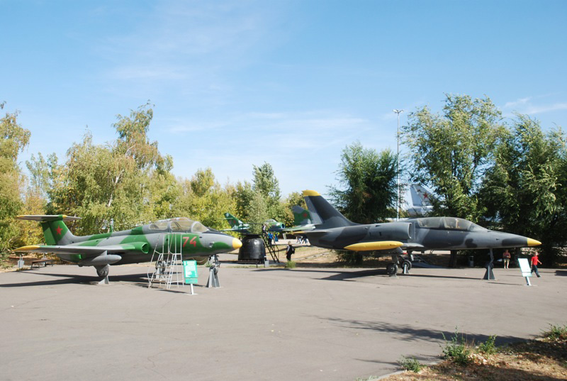 Экспозиции: Самолеты штурмовикиштурмовики (Учебно-боевой легкий штурмовик L-39 Альбатрос и Учебно-боевой легкий штурмовик L-29 Дельфин)
