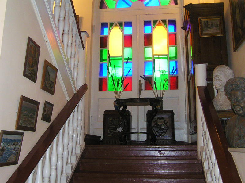 Экспозиции: Внутренняя деревянная лестница с витражом
