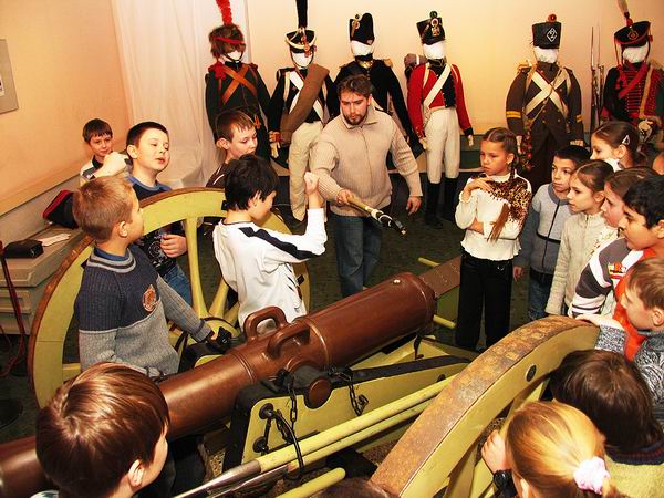 Экспозиции: Е.В.Бехарт и школьники Зеленограда у французской пушки
