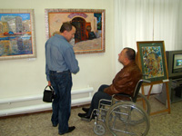 Заслуженный художник Чувашии  Александр Насекин осматривает экспозицию
