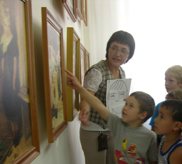 Экспозиции: В выставочном центре Радуга  новая экспозиция  - Мир детства в живописи
