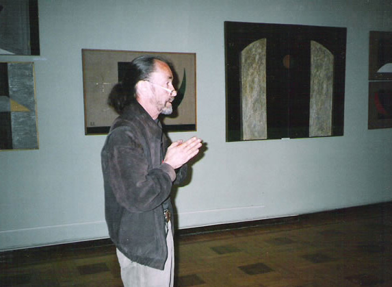 Экспозиции: Директор Музея современного искусства Василь Ханнанов на фоне своей юбилейной выставки в Музее имени М.В.Нестерова
