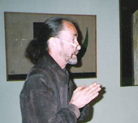 Директор Музея современного искусства Василь Ханнанов на фоне своей юбилейной выставки в Музее имени М.В.Нестерова
